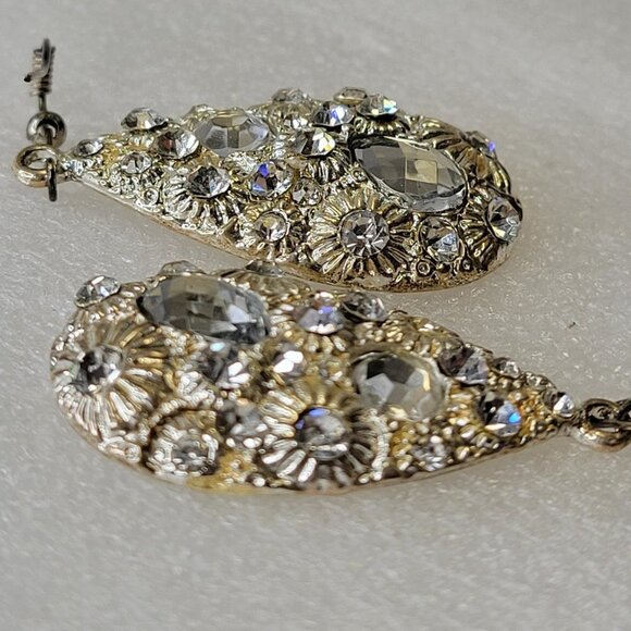 Silver Tone Oval Earrings with embedded Glittering Clear Fashion Crystal Stones - Picture 4 of 10